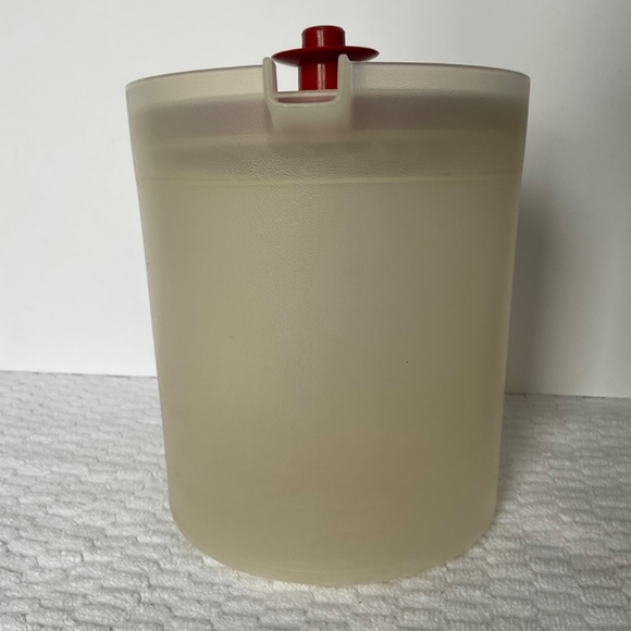 Vintage Tupperware Juice Pitcher with Push-button Lid - 1.5 Quarts - Picture 6 of 15